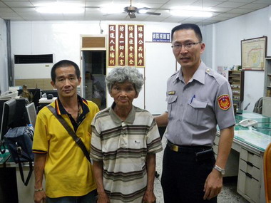 失智老人走失流落街頭  熱心員警協助返家(圖)