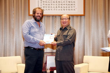 台中市長頒證書給中央公園國際競圖評審委員(圖)