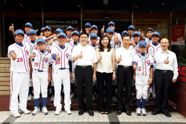 臺北市長為IBAF中華小將慶功(圖)