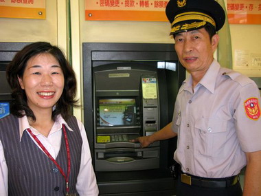 斗南分局強化反詐騙ATM張貼  警語貼紙(圖)
