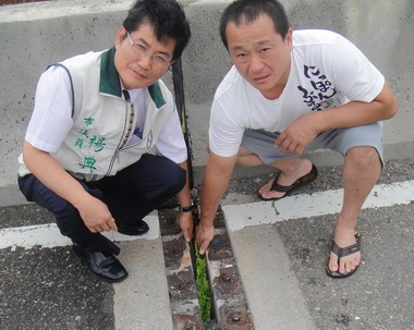 台中大甲溪橋伸縮縫卡車輪遭議員痛批(圖)