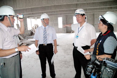 新竹市長視查載熙國小活動中心興建工程(圖)