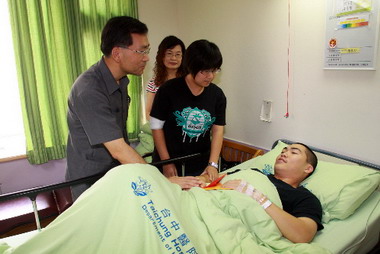 台中副市長到醫院探視用肉身保護女友的程亦駒(圖)