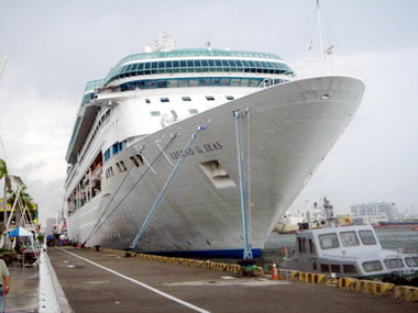 大型國際郵輪「海洋神話」再次造訪高雄港(圖)