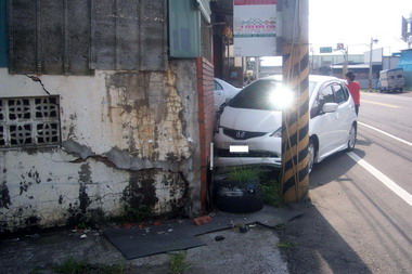 台中一竊賊開贓車撞電桿露陷(圖)
