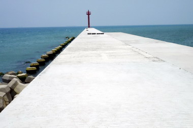 高雄中芸漁港東防波堤延長工程完工(圖)