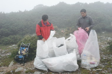 民眾亂丟形成五月雪髒亂 玉管處：請愛玉山(圖)