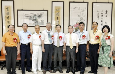 高雄關稅局辦歡送退休人員暨書畫聯展茶會(圖)