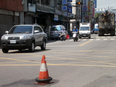 大雅區亞還陸出現大坑洞嚴重威脅行車安全(圖)