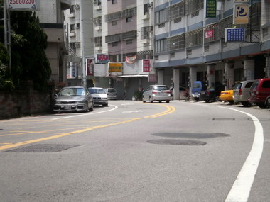 台中大雅中山北路人孔蓋到處有(圖)