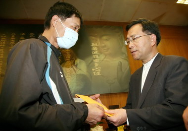台中副市長慰問力行國小球員師瑋易家屬(圖)