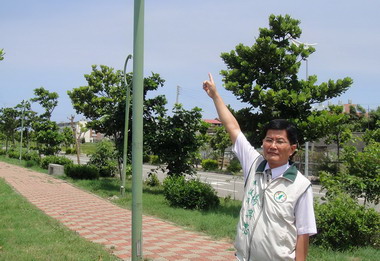 清水區民族路的路燈一直不亮遭議員痛批(圖)