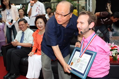 台中市長頒忠勇獎章給生命鬥士力克胡哲(圖)