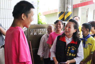 花蓮無臂蛙王呂富雄雙腳病變發黑亀裂潰爛(圖)