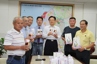 2011全國產龍眼蜂蜜評鑑得獎蜂農拜訪縣長(圖)