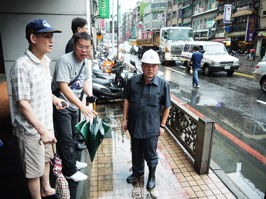 張通榮勘查淹水地區要求嚴懲失職人員(圖)