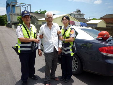 天氣炎熱老翁體力不支警貼心助返家(圖)