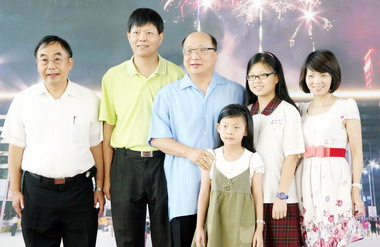 台中市長獎得主歡喜與胡志強合影(圖)