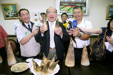 台中議員與市長共同推銷潭子黃金綠竹筍(圖)