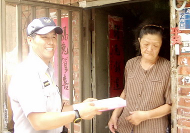 中興府西派出所員警關懷弱勢居民(圖)