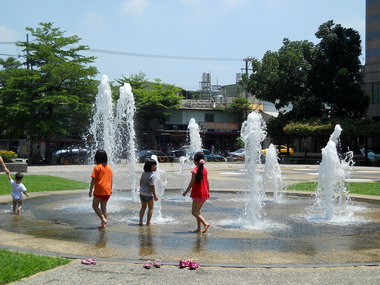 公園噴水池變成兒童沖涼地方(圖)
