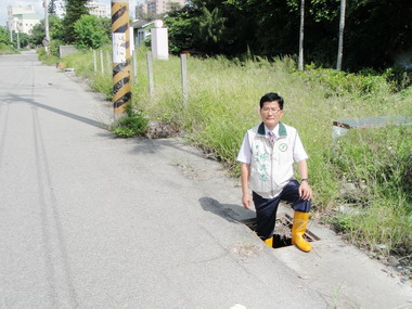 台中議員痛批清水區廢棄眷村沒水溝蓋(圖)