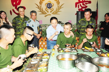 嘉縣長張花冠探視役男(圖)