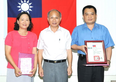 台灣省主席林政則頒服務獎章給將退休官員(圖)