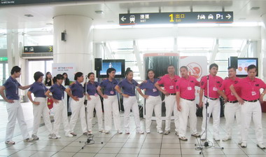 視障展翼合唱團高鐵左營站感恩獻唱(圖)