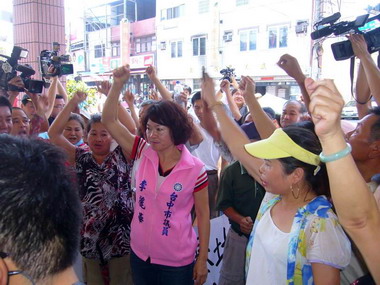 台中議員率隊抗議基地台(圖)