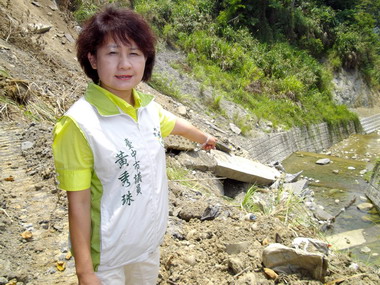 中市中埔公路九號橋附近道路路面出現崩塌(圖)