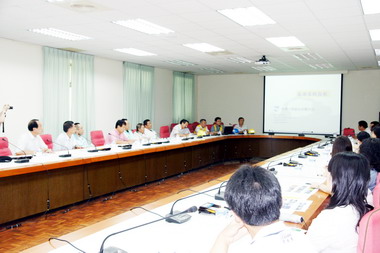 高雄議員考察高雄煉油廠油槽漏油污染整治(圖)