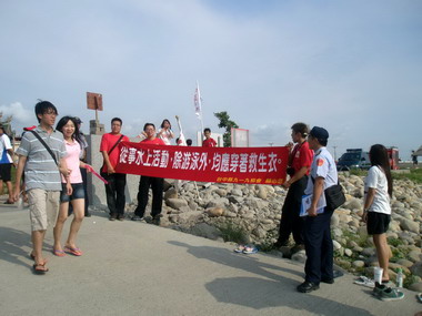 台中海巡人員進行海域安全宣導(圖)
