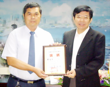 運將拾金不昧日本旅客感激表揚(圖)