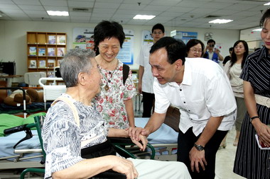 新北市長訪視輔具資源中心(圖)