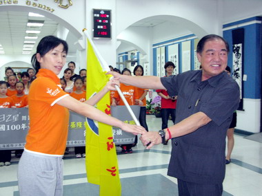 隆市長主持明日之星舞蹈團行前聯合授旗(圖)