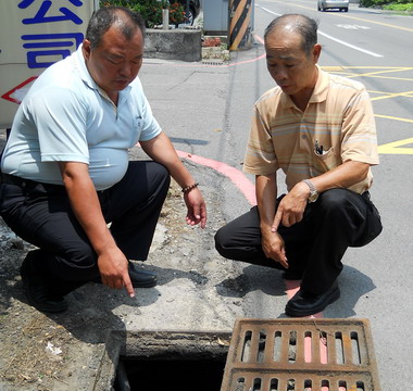 豪雨造成大里區國中路一帶積水盈尺(圖)