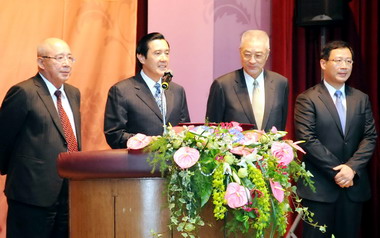 馬英九親臨桃園頒發吳鴻麟紀念獎學金(圖)