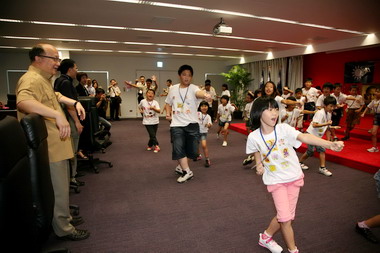 台中市長與訪問市政府弱勢學童互動良好(圖)