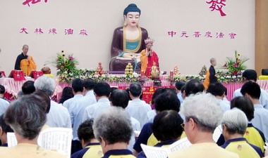 台灣中油大林煉油廠 中元普渡祈求平安(圖)