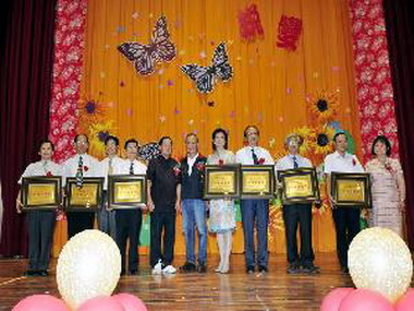 苗縣校長交接 縣長期許以「對」的決斷治校(圖)