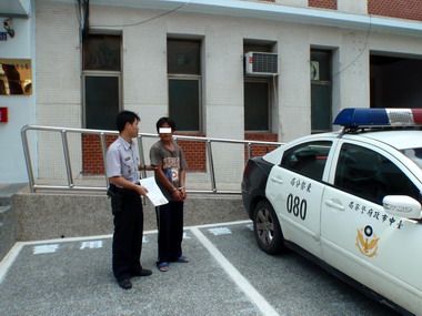 台中東勢警方線上巡邏查獲土製獵槍送辦(圖)