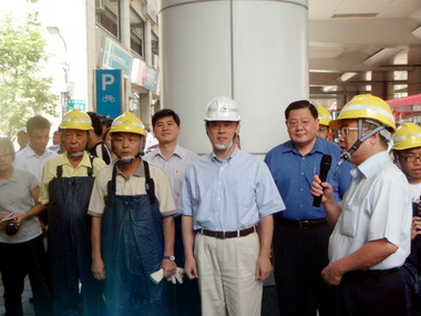 防市區積水 臺北市長視察溝渠清疏工作(圖)