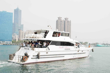 搭乘環港觀光船參觀海洋探索館 海洋味十足(圖)