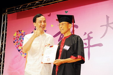 新北市松年大學結業典禮 百歲人瑞獻藝(圖)