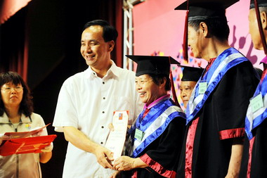 新北市松年大學結業 校長朱立倫到場致敬(圖)