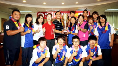 吳志揚接見世界女子巧固球錦標賽冠軍隊(圖)