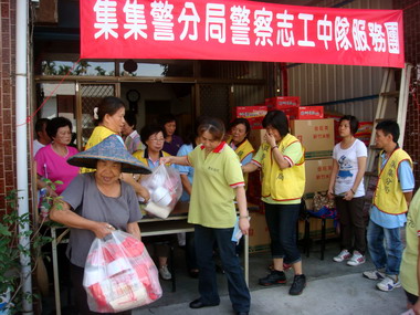 集集警察志工中隊 發送白米給低收入戶(圖)