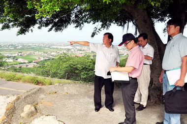 竹縣長會勘新豐天德堂 推銷鳳崎落日觀光(圖)