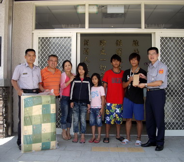 信義警局助中毒案家屬喪葬費用(圖)